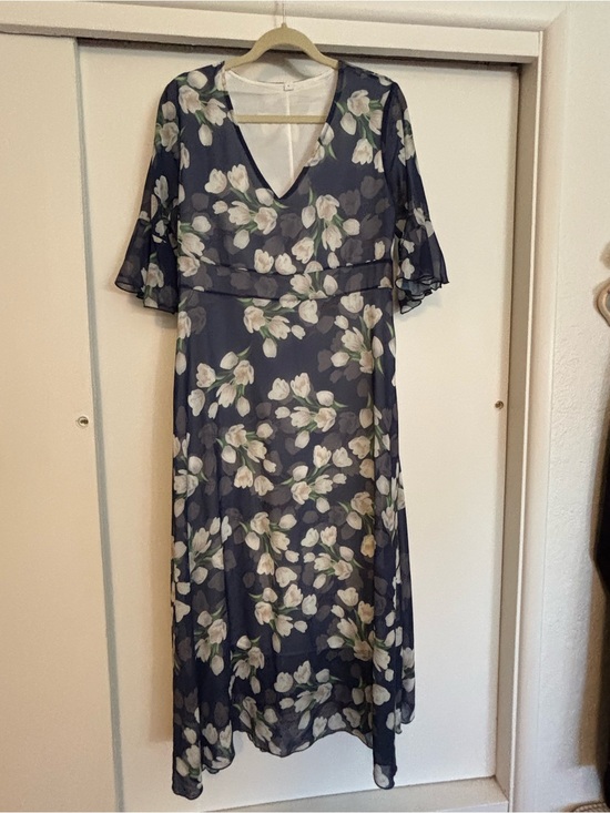 Dresses & Skirts - Floral Navy V-Neck Midi Dress
